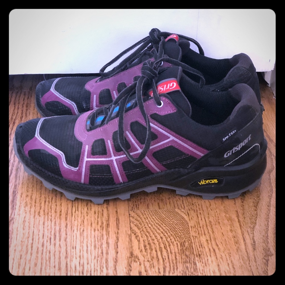 Women’s waterproof hiking shoe